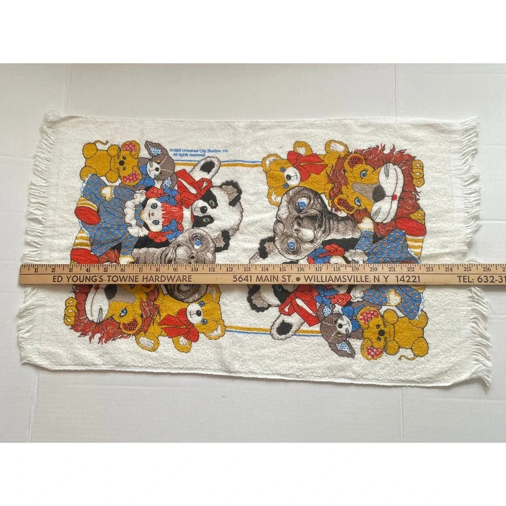 Vintage 1982 ET I'll Be Right Here hidden with plushes towel vibrant! Universal